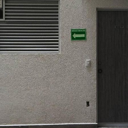 Casa a una calle del Kiosko Morisco. Città del Messico Esterno foto
