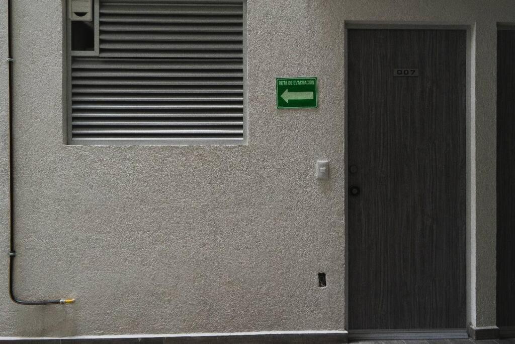 Casa a una calle del Kiosko Morisco. Città del Messico Esterno foto